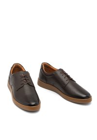Scarpe in pelle marrone con superficie texturizzata, design con lacci, suola in gomma e punta arrotondata. L'interno presenta una fodera in contrasto di colore beige.