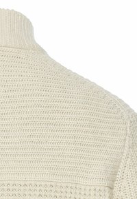 Cremefarvet strikket sweater med et struktureret design og ribbede detaljer ved halsudskæringen og nederste kant.