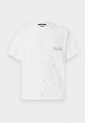 Camisa de algodón blanca de manga corta, con un logo en el pecho y un patrón disperso de pequeñas cruces metálicas.