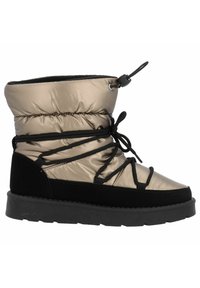 Botín estilo puff en dorado metálico y negro, con punta redondeada, parte frontal con cordones, acentos elásticos y una suela de goma gruesa.