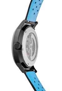 Montre ronde avec un boîtier noir, un fond transparent et un bracelet en cuir perforé bleu. Présente une couronne de remontage sur le côté.