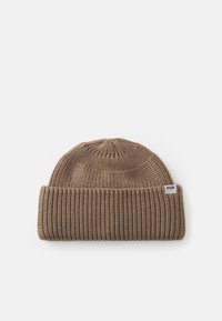 Gorro de malha castanho com textura canelada, apresentando uma dobra na bainha e uma pequena etiqueta com o nome da marca "Dryorn" na lateral.