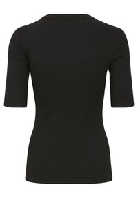 Melna ribota T-krekle ar pieguļošu formu, ar apaļu kakla izgriezumu un īsām piedurknēm. Gluda tekstūra, bez redzamām rakstām vai akcentiem.