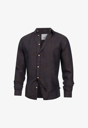 Tmavohnedá košeľa na gombíky s dlhými rukávmi, drevenými gombíkmi, rozšíreným golierom a jemným vyšívaným logom na ľavej strane hrudníka.