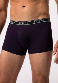 Boxer ajustados de un oscuro tono púrpura con una cinturilla negra que presenta el logotipo blanco "JP1880". Elaborados con una tela suave y elástica con un diseño entallado.