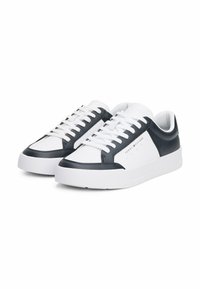 Sneakers in pelle bianchi e blu navy con suola piatta, punta tonda, pannelli laterali a contrasto e lacci bianchi. Presentano un dettaglio del logo sul lato.