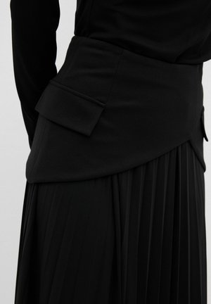 Schwarzer plissierter Rock mit strukturierter Taille, seitlicher Tasche und glatter Textur. Das Design umfasst einen gestuften Look an der Oberseite.