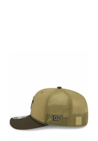 Khaki-Baseballcap mit Netzrücken, gebogenem Schirm, gesticktem Logo auf der Vorderseite und New Era-Logo an der Seite. Besitzt einen dunklen grünen Akzent.