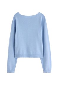 Sweater en tricot bleu clair avec des manches longues, un col bateau large et un ourlet court. Texture lisse avec des accents côtelés aux poignets et au bas.