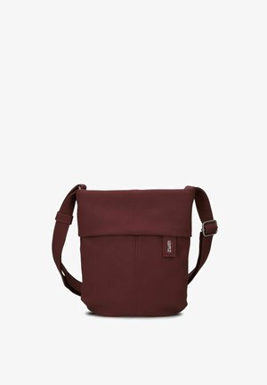 Borsa a tracolla bordeaux realizzata in pelle testurizzata, con chiusura a ribalta, tracolla regolabile e un piccolo etichetta con logo sul lato.