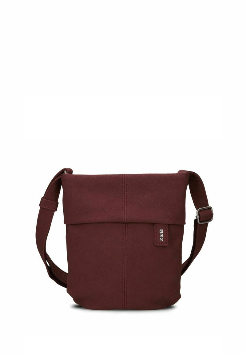 Bolso bandolera color burdeos hecho de cuero texturizado, con un cierre superior plegable, correa ajustable y una pequeña etiqueta con el logo en el lateral.
