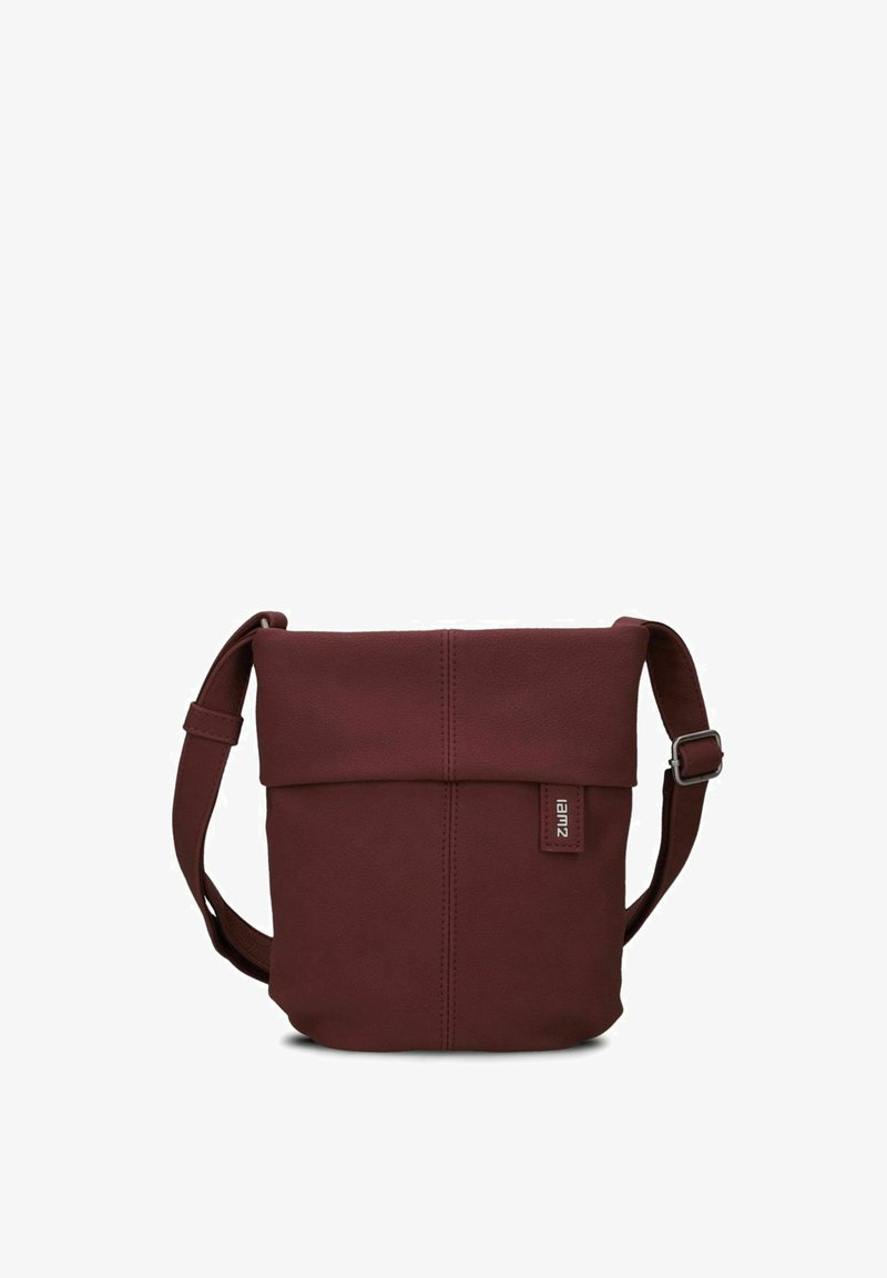 Bolso bandolera color burdeos hecho de cuero texturizado, con un cierre superior plegable, correa ajustable y una pequeña etiqueta con el logo en el lateral.