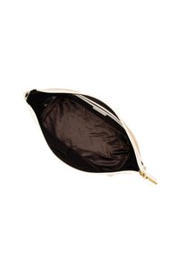 Beige handtas met een open bovenrits, die een donkerbruine satijnen voering en binnenzakken toont, goudkleurige rits met merkgravure.