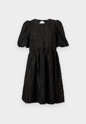 Abito midi nero in tessuto texture, con maniche corte a palloncino, scollatura rotonda e vita arricciata che crea un silhouette a gonna svasata.