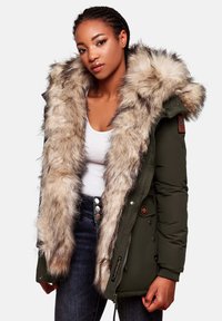 Chaqueta parka verde olivo con cuello de piel sintética, con cierre de cremallera y botón, dos bolsillos y un corte ajustado.