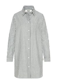 Langarm-Kleid mit schwarzem und weißem vertikal gestreiftem Muster, Kragen, vorderen Knöpfen und einer Brusttasche.