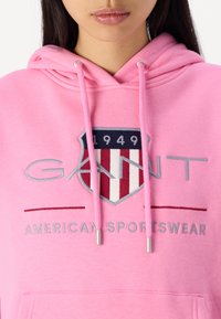GANT ARCHIVE SHIELD HOODIE - Sweater - candy pink