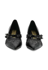 Scarpe in pelle verniciata nera con punta affusolata, texture arricciata e fasce con doppia fibbia. Presentano una finitura liscia e un tacco piatto.