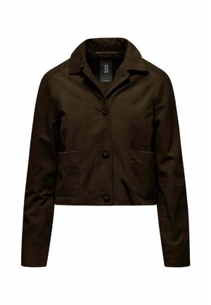 Krótka kurtka w ciemnobrązowym kolorze z długimi rękawami, zapinana na guziki z przodu, z dwoma naszywanymi kieszeniami oraz kołnierzem z klapą.