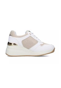 Sneaker bianca con accenti in tessuto beige e dettagli in oro. Caratterizzata da punta rotonda, colletto imbottito e suola a zeppa.