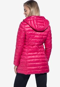 Rosa Pufferjacke mit Kapuze, mit horizontalen Nähten und glänzender Textur. Mittellanges Design und taillierte Ärmel.