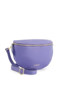 Fioletowa skórzana torebka crossbody o opływowym kształcie, ze złotym zamkiem błyskawicznym i regulowanym paskiem. Na przodzie znajduje się wytłoczone logo marki.