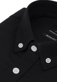 Czarna koszula z długim rękawem w teksturowanej tkaninie z białymi guzikami. Posiada klasyczny kołnierzyk oraz metkę z napisem "PAKOLOV REGULAR FIT".