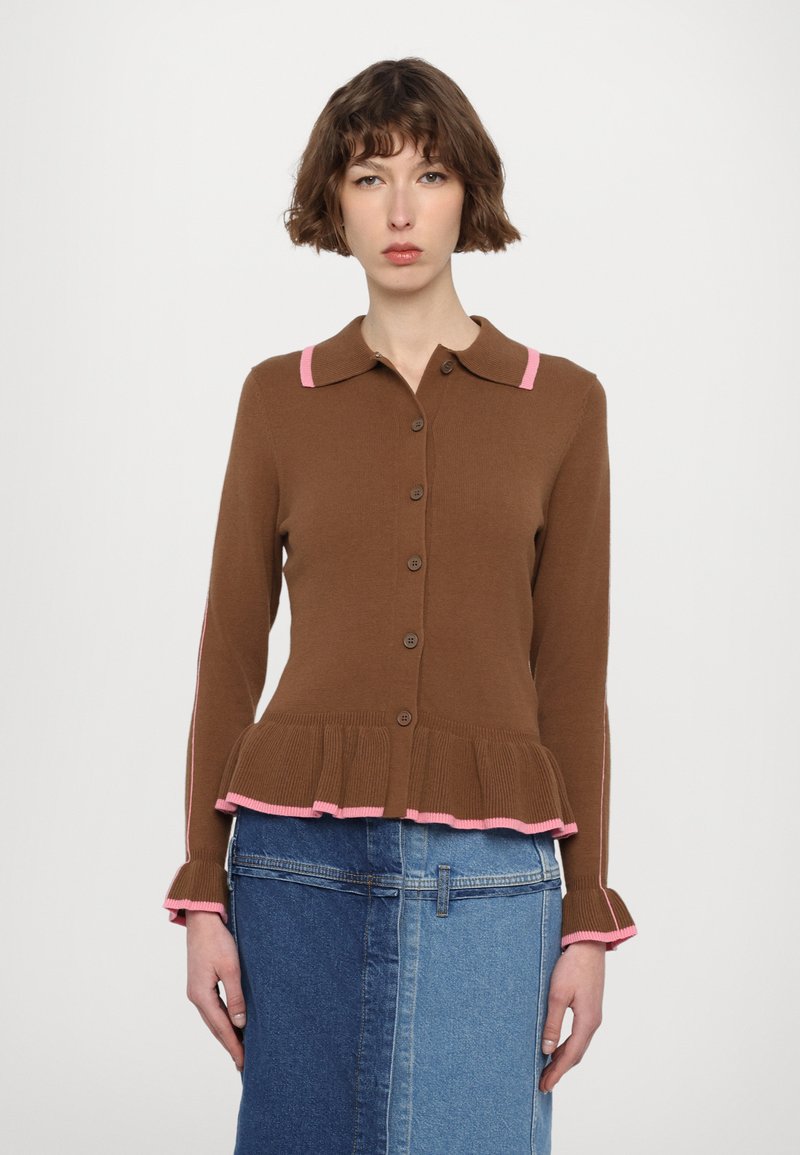 Hnědý pletený kardigan s peplum spodním lemem, růžovými akcenty na límci a manžetách a zapínáním na knoflíky. Hladká textura s fitted rukávy.