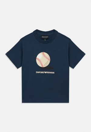 Tengerészkék rövid ujjú póló bézs baseball mintával és az alatta lévő „EMPORIO ARMANI” logóval.