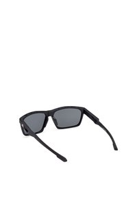 Ochelari de soare negri cu ramă geometrică, lentile întunecate și accente texturate pe brate. Material ușor; design elegant și modern.