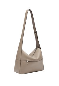 Beżowa skórzana torba na ramię o zaokrąglonym kształcie, z regulowanym paskiem i zamykaną na zamek przednią kieszenią. Wykończona kontrastującymi czarnymi krawędziami.