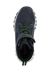 Zapatilla azul marino con parte superior de ante texturizado, cordones verdes y acentos blancos. Presenta un cuello acolchado y suela exterior de goma negra con tracción.