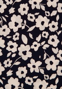 Mörkt tyg med ett tättryckt mönster av vita blommor och blad; innehåller olika blomformer och storlekar, där vissa har fyllda centrum.