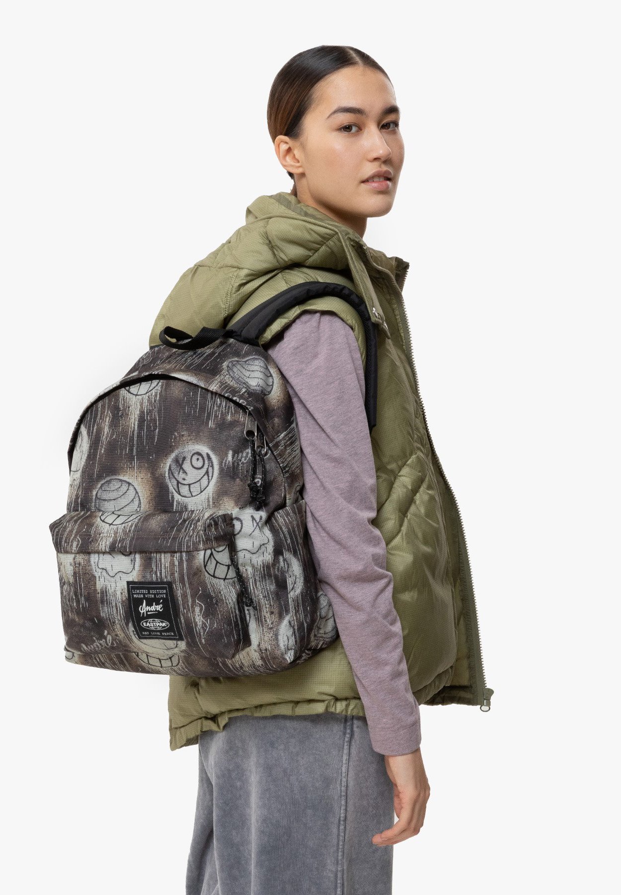 新品 Eastpak x Andre Saraiva Day Pak’r バッグ Eastpak x André Saraiva Day Pak'r Backpack in Fluo Clouds