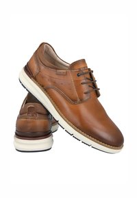 Zapatos de cuero marrón con un acabado liso, puntera redonda y acentos texturizados en contraste. Suela de goma con un borde de color claro.