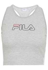 Šedý crop top vyrobený z měkkého, pružného materiálu. Má design s vykrojeným zadním dílem a černé a červené logo Fila na přední straně. Jednoduchý a sportovní styl.