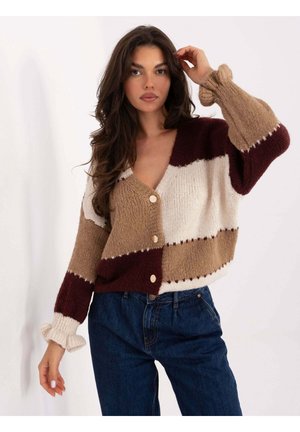 Gestrickte Strickjacke in Burgunderrot, Creme und Beige gestreift. Verfügt über einen V-Ausschnitt, vier Knöpfe und glockenförmige Ärmel mit gerippten Bündchen.