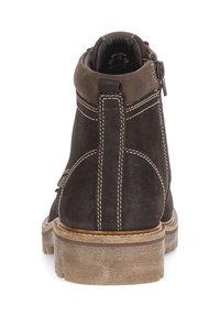 Stivaletti alla caviglia in suede marrone con colletto imbottito, cuciture bianche a contrasto e suola in gomma testurizzata. Presentano una zip posteriore per un facile accesso.