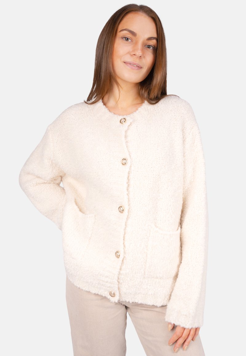 Cremefarbener Fleece-Cardigan mit rundem Ausschnitt, Knopfverschluss, zwei Fronttaschen und weicher Textur. Lässige, entspannte Passform.