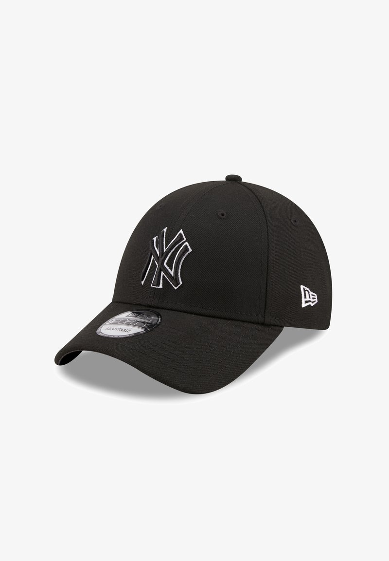 Černá baseballová čepice s bílým logem New York Yankees vpředu a logem New Era na straně, zahnutým kšiltem a nastavitelným páskem.