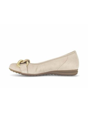 Chaussure plate beige à bout arrondi, semelle marron et détail chaîne dorée à l'avant, vue de profil droit sur fond blanc.