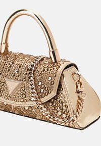 Piccola borsa d'oro con superficie texture, adornata con strass, caratterizzata da un design strutturato, manici corti e una tracolla a catena.