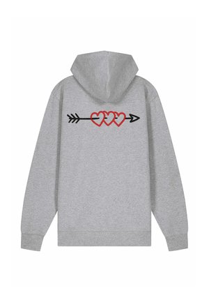 Sweat à capuche gris avec un design brodé de trois cœurs rouges sur une flèche dans le dos. Tissu doux avec une coupe décontractée.