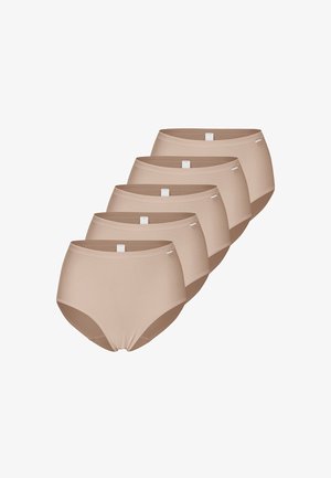 Fünf beige nahtlose Damenunterhosen mit hohem Bund, in versetzter Reihenfolge auf weißem Hintergrund angeordnet.