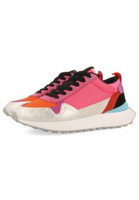 Zapatillas multicolores con paneles en rosa, naranja y plateado, cordones negros, parte superior texturizada y una suela blanca gruesa con acentos azules.