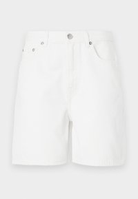 Pantalones cortos de mezclilla blancos con un corte recto, que cuentan con bolsillos frontales y un cierre de botón. La tela tiene una textura suave y sin patrones visibles.