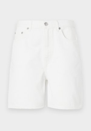 Weiße Denim-Shorts mit geradem Schnitt, ausgestattet mit vorderen Taschen und einem Knopfverschluss. Der Stoff hat eine glatte Textur und keine sichtbaren Muster.