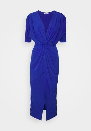 Robe midi bleu roi avec décolleté plongeant en V, tissu drapé avec torsade à la taille, manches trois-quarts, et fente frontale.
