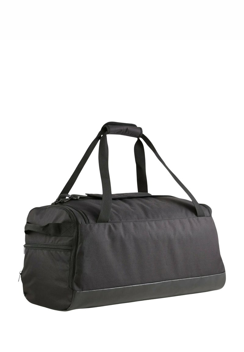 Bolsa de deporte negra hecha de tela resistente, con asas dobles, cierre de cremallera y un bolsillo lateral para almacenamiento adicional.