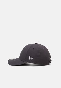 Casquette grise structurée avec une visière incurvée, dotée d'un logo brodé à l'avant et à l'arrière. Le matériau semble être du coton ou un mélange.